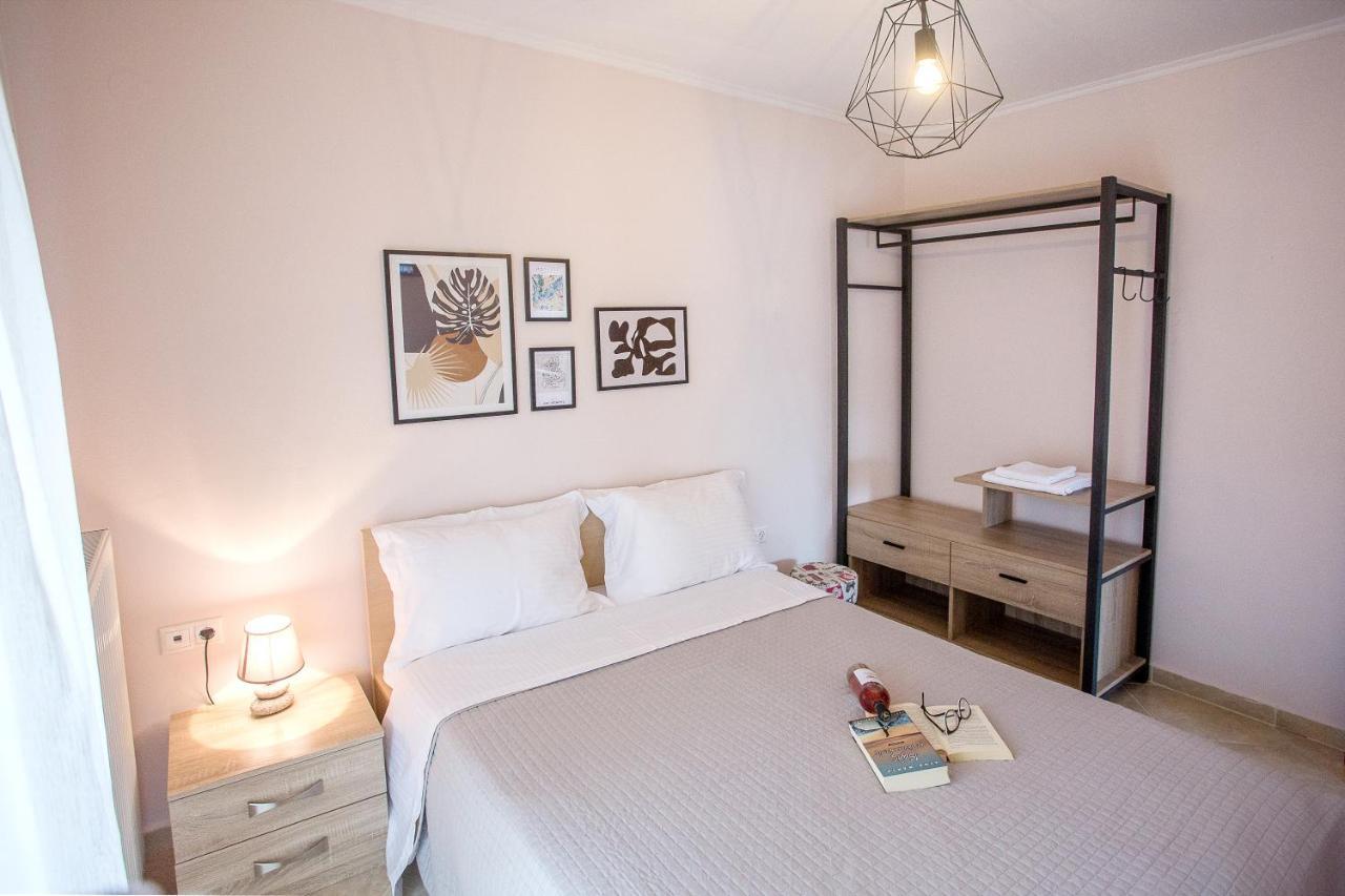 Konstantina & Evgenia Deluxe Apartment เนอาเปรามอส ภายนอก รูปภาพ