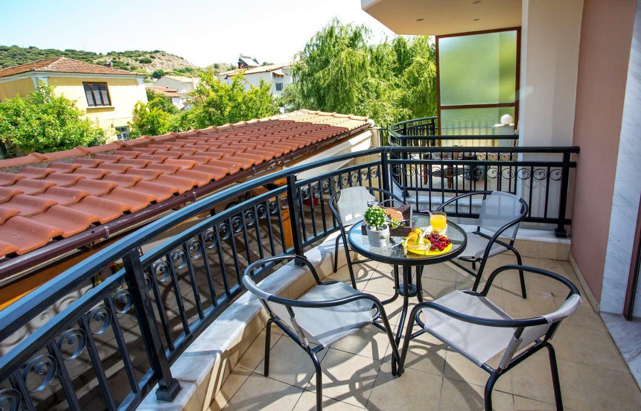 Konstantina & Evgenia Deluxe Apartment เนอาเปรามอส ภายนอก รูปภาพ