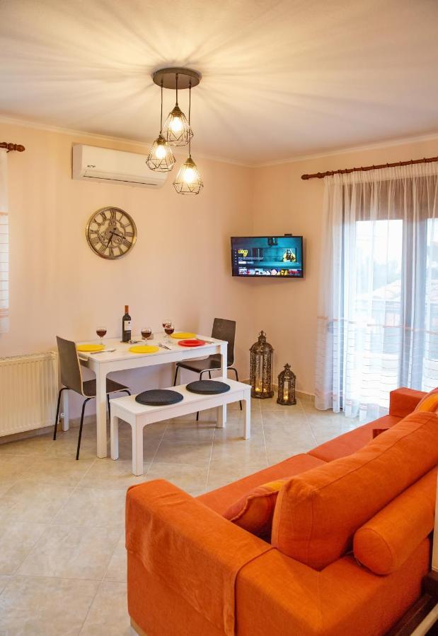 Konstantina & Evgenia Deluxe Apartment เนอาเปรามอส ภายนอก รูปภาพ