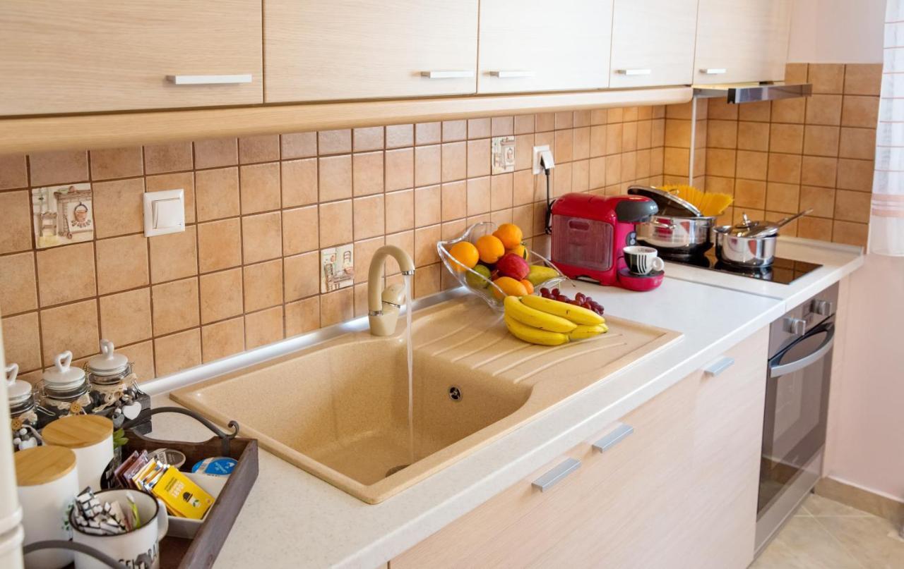 Konstantina & Evgenia Deluxe Apartment เนอาเปรามอส ภายนอก รูปภาพ