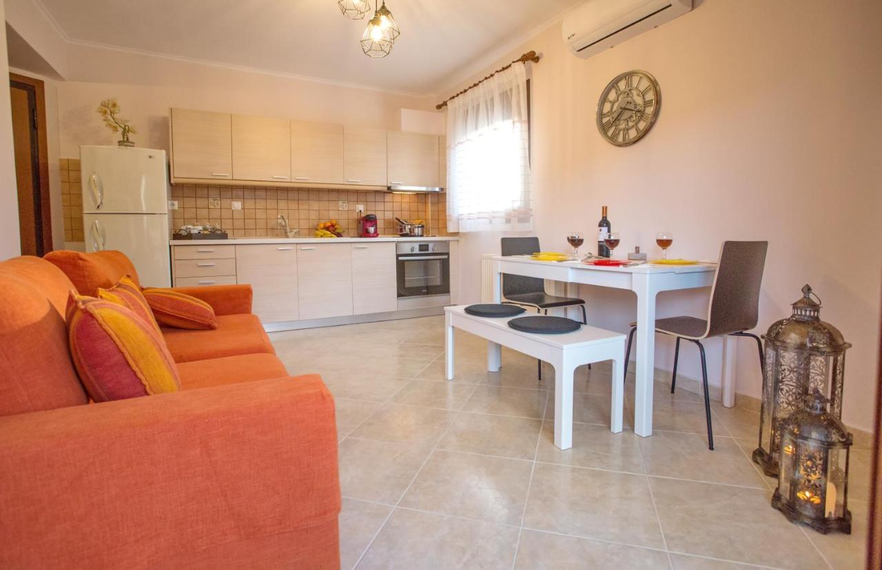 Konstantina & Evgenia Deluxe Apartment เนอาเปรามอส ภายนอก รูปภาพ